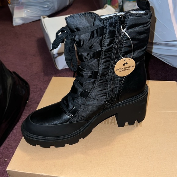 Heeled snow boots. - Picture 2 of 3